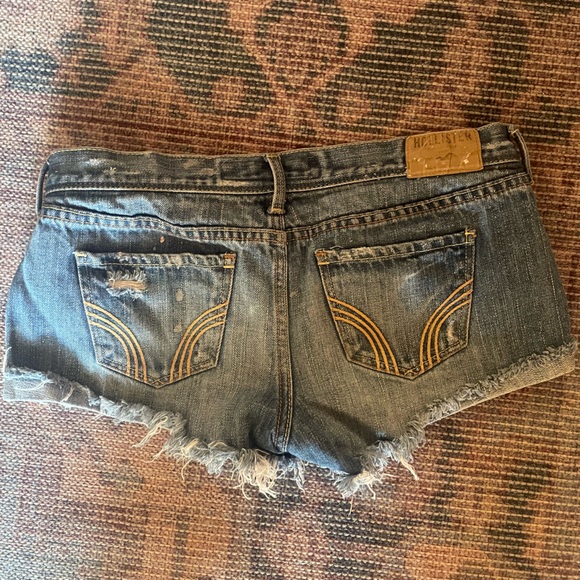 Hollister Jean Shorts Cut Off Raw Hem Frayed Destroyed Jeans Size 3 Dark Wash - Picture 2 of 9